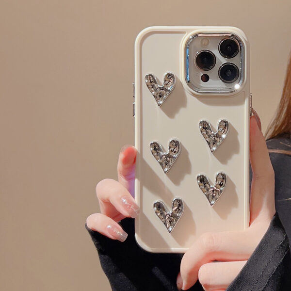 Чехол на iPhone 15 Pro Max 3D "Пять сердец" (кремово-белый цвет)